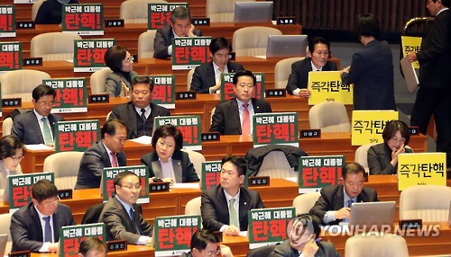 본회의장 '탄핵촉구' 피켓들          (서울=연합뉴스) 배재만 기자 = 박근혜 대통령에 대한 탄핵표결을 하루 앞둔 8일 오후 국회 본회의장에서 열린 본회의에서 정의당 의원들(오른쪽)이 '즉각탄핵'이라고 쓴 피켓을 의석 앞에 붙이고 있다. 왼쪽은 국민의당 의석에 붙어 있는 '박근혜 대통령 탄핵! "