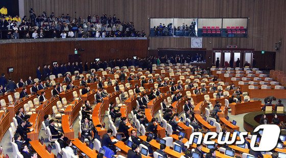 지난 9일 서울 여의도 국회에서 열린 박근혜 대통령 탄핵소추안 표결을 위한 본회의에서 여야 의원들이 투표를 하기 위해 줄을 서고 있다. 2016.12.9/뉴스1 © News1 허경 기자