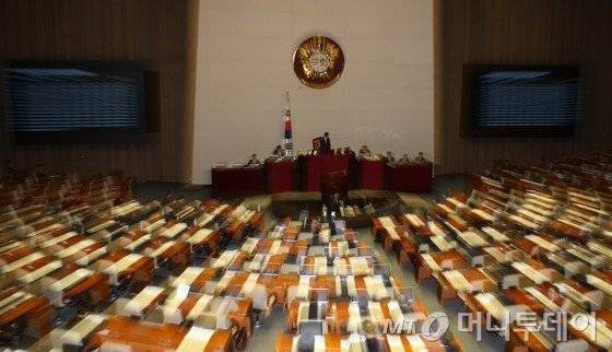 박근혜 대통령 탄핵 소추안 표결을 하루 앞둔 8일 오후 서울 여의도 국회에서 본회의가 열리고 있다. 2016.12.8/사진=뉴스1