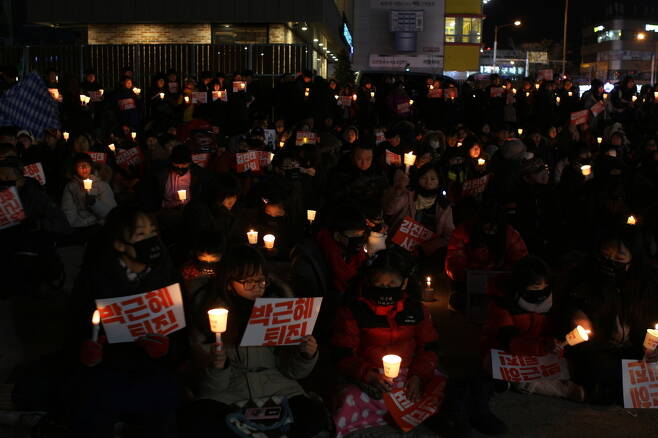 10일 춘천에서 열린 촛불집회에 1000여명(주최 쪽 추산)의 시민들이 참여해 `박근혜 즉각 퇴진과 김진태 동반 사퇴'를 요구하고 있다.
