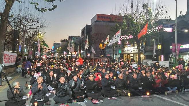 10일 오후 5시 충북도청 앞에서 열린 박근혜 정권 퇴진 충북범도민 시국대회에 참석한 시민 3000여명이 박근혜 대통령 당장 퇴진을 촉구하고 있다.