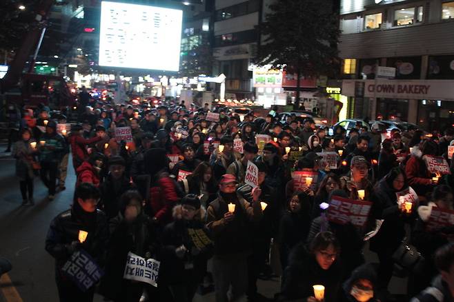 10일 저녁 대구 중구 국채보상로에서 열린 ‘박근혜 퇴진 6차 대구시국대회’에서 사람들이 촛불을 들고 도심을 행진하고 있다. 김일우 기자 cooly@hani.co.kr