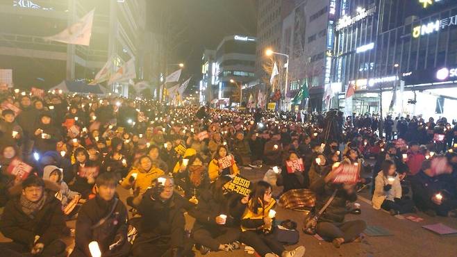 10일 오후 5시부터 대전 둔산동 갤러리아타임월드 앞에서 열린 ‘4차 대전 10만 시국대회’에 참석한 시민들이 촛불과 손팻말을 들고 박근혜 즉각 퇴진을 요구하고 있다.