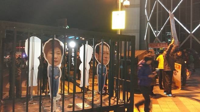 울산시민대회장 주변에선 박근혜 대통령과 김기춘 전 비서실장의 죄수복 입은 사진모형이 철창에 갇혀 있는 모습도 선보였다.