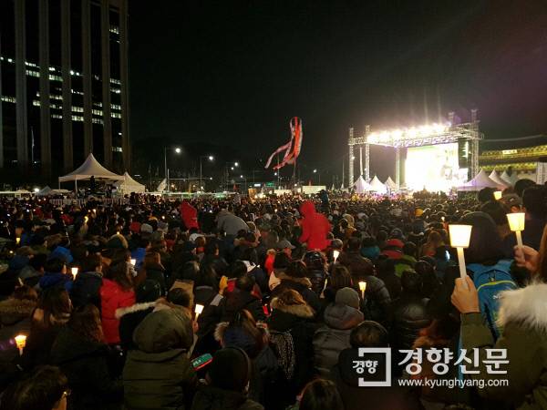 10일 오후 6시에 열린 제7차 촛불집회에 참가한 시민들이 무대를 바라보고 있다.|노도현 기자