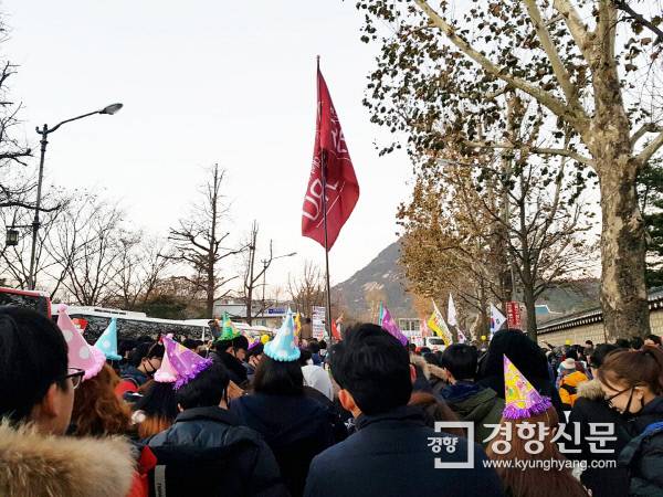 10일 오후 효자 치안센터 앞에 모인 시민들이 박근혜 대통령 탄핵안 가결을 축하하며 고깔모자를 쓰고 있다.|노도현 기자