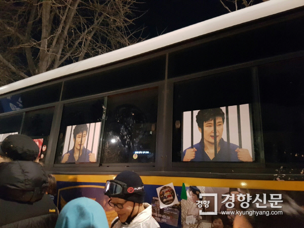 10일 청와대 인근 경찰버스에 쇠창살에 갇힌 박근혜 대통령 그림이 붙어있다.｜노도현 기자