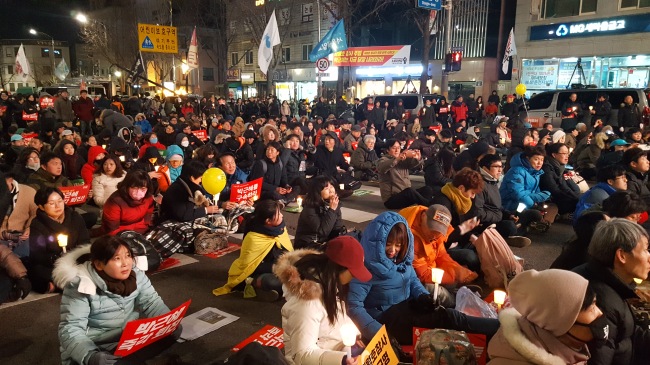 26일 오후 7차 주말 촛불집회가 서울 도심에서 열렸다. 참가자들이 종로구 청운효자동 주민센터 앞에서 집회 중계를 지켜보고 있다. 유오상 기자/osyoo@heraldcorp.com