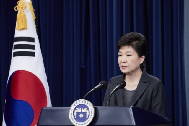 ▲ 박근혜 대통령은 지난 11월 4일 2차 대국민담화에서 "무엇으로도 국민들의 마음을 달래드리기 어렵다는 생각을 하면 '내가 이러려고 대통령을 했나' 하는 자괴감이 들 정도로 괴롭기만 합니다"라고 말했다.(청와대 제공)
