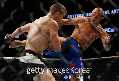 UFC 206에 출격하는 세로니(오른쪽)의 로우킥은 일품이다. ⓒ 게티이미지