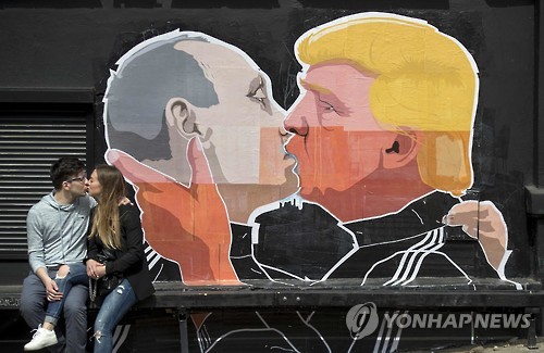도널드 트럼프 미국 대통령과 블라디미르 푸틴 러시아 대통령의 브로맨스를 풍자하는 리투아니아의 거리 벽화[AP=연합뉴스 자료사진]