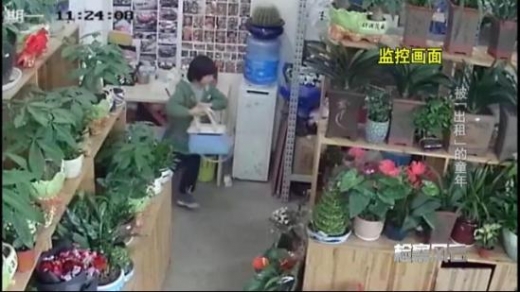 ‘소매치기 선수’로 양육된 칭칭이 물건을 훔치는 모습이 CCTV에 잡혔다.(사진=대하망)