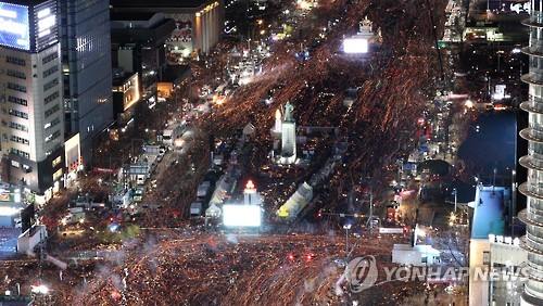 지난 10일 서울 광화문 광장의 제7차 촛불집회 모습. [연합뉴스 자료사진]