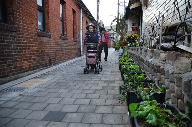 금천교시장 부근 서촌의 골목을 동네 할머니들이 걷고 있다. 서촌에는 작은 골목이 많다.