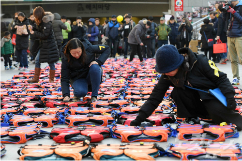 박근혜 대통령 퇴진 제7차 촛불집회가 열렸던 지난 10일 서울 광화문광장에 세월호 희생자를 기리는 의미로 304벌의 구명조끼가 놓여져 있다. (사진=이한형 기자)