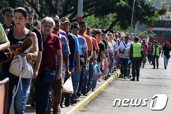 20일(현지시간) 베네수엘라 주민들이 베네수엘라와 콜롬비아를 잇는 시몬 볼리바르 국제 다리를 건너고 있다. © AFP=뉴스1