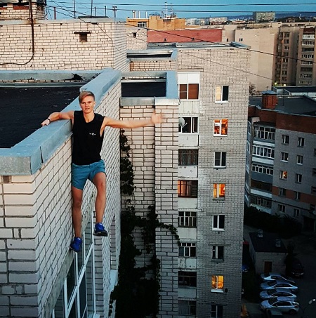 고층빌딩에 올라 위험한 자세로 셀카를 찍다 사망한 안드레이 레트로프스키의 과거 인증 사진. /사진=인스타그램 캡처