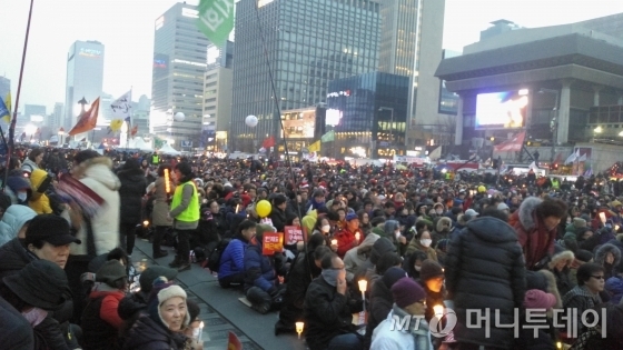 '박근혜 정권 퇴진 비상국민행동'(퇴진행동)은 24일 오후 5시 서울 광화문광장에서 9차 촛불집회를 열었다. 이날 오후 5시 현재 주최추산 25만명이 광화문광장으로 모였다. /사진=윤준호 기자