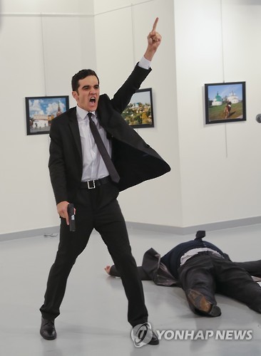 지난달 19일 앙카라의 사진 전시회에서 안드레이 카를로프 러시아대사를 저격 살해한 터키경찰 메블뤼트 메르트 알튼타시(22). [AP=연합뉴스]
