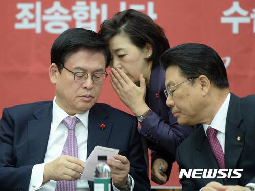 【서울=뉴시스】김진아 기자 = 새누리당 정우택(왼쪽) 원내대표가 27일 서울 여의도 국회에서 열린 원내대책회의에서 김정재 원내대변인으로 부터 탈당 인원수가 적힌 메모를 전달받고 있다. 오른쪽은 박맹우 사무총장. 2016.12.27. bluesoda@newsis.com