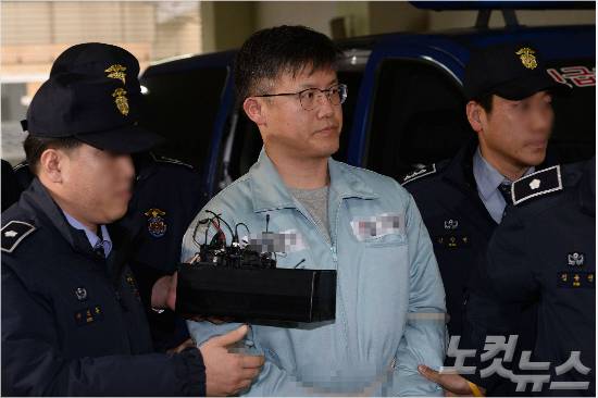 청와대 대외비 문건 유출 혐의로 구속기소된 정호성 전 청와대 비서관이 25일 오후 서울 대치동 특검 사무실에 소환되고 있다. 황진환기자