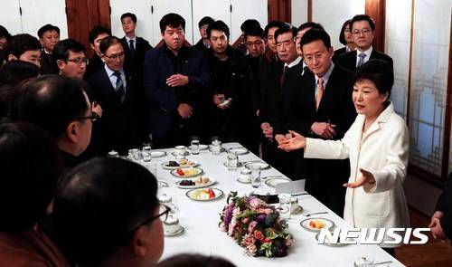 【서울=뉴시스】전신 기자 = 박근혜 대통령이 1일 청와대 상춘재에서 출입기자단과 신년 인사를 겸한 티타임을 하고 있다. 2017.01.01 (사진=청와대 제공) photo@newsis.com