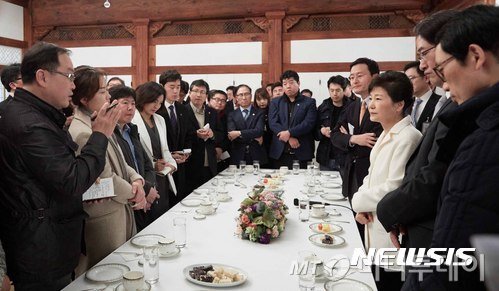 박근혜 대통령이 1일 청와대 상춘재에서 출입기자단과 신년 인사를 겸한 티타임을 하고 있다./ 사진=뉴시스