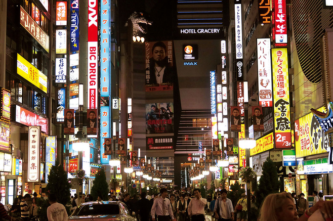 아베노믹스 이후 일본 경제는 확실히 자신감을 찾은 모습이다. 사진은 사람들로 북적이는 2016년 9월13일 도쿄 신주쿠 거리 © AP 연합
