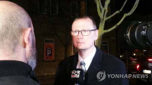 인터뷰하는 정유라 씨 변호인 (올보르<덴마크>=연합뉴스) 김병수 특파원 = '비선 실세' 최순실의 딸 정유라씨의 구금연장 심리가 덴마크 올보르 지방법원에서 열린 2일(현지시각) 심리를 마친 정유라 씨 변호인 얀 슈마이더 변호사가 언론과 인터뷰하고 있다. 2017.1.3 photo@yna.co.kr