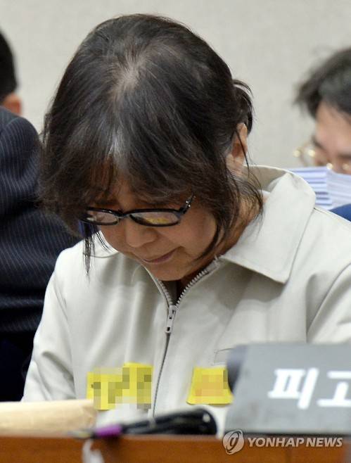 고개 숙인 최순실 (서울 사진공동취재단=연합뉴스) 국정농단 사건의 핵심인물인 최순실 씨가 5일 오후 서울 서초동 서울중앙지법에서 열린 1차 공판에 출석해 고개를 숙이고 있다. 2017.1.5 photo@yna.co.kr