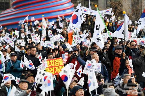 7일 오후 서울 중구 청계광장 앞에서 열린 박근혜 대통령 탄핵반대 집회에서 참가자들이 박 대통령 탄핵 기각을 요구하고 있다 (사진=이한형 기자)
