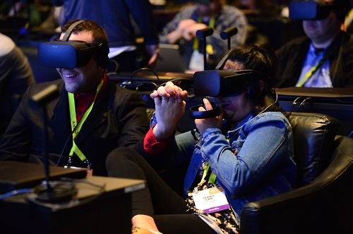 인텔이 4일 개최한 콘퍼런스에 참석한 사람들이 VR 기기를 보고 있다. [출처=인텔 홈페이지]