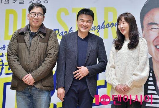 이충언 PD, 박중훈, 최정은 PD가 9일 오후 서울 영등포구 여의도동 KBS 아트홀에서 열린 해피FM ‘박중훈의 라디오스타’ 기자간담회에 참석해 포즈를 취하고 있다. / 사진=조준원 기자 wizard333@