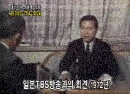 1972년 10월18일 도쿄에서 망명 성명을 발표한 김대중은 박정희의 유신헌법 제정을 ‘유신 쿠데타’로 규정하고 그날부터 일본과 미국을 오가며 목숨을 내건 ‘유신독재 반대 운동’에 앞장선다. 사진은 그해 11월 미국으로 건너가기 전 일본 방송 <티비에스>(TBS)와 인터뷰를 하는 모습.  <한겨레> 자료사진