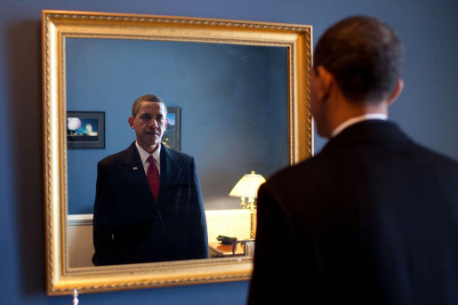 2009년 1월20일 대통령 취임선서를 앞둔 버락 오바마가 의사당 한편에 걸린 거울을 바라보고 있다.   백악관