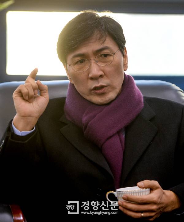 안희정 충남지사가 11일 서울 중구 정동 경향신문에서 신년 인터뷰를 갖고 있다. 이석우 기자 foto0307@kyunghyang.com