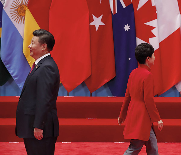ⓒ연합뉴스 2016년 9월4일 G20 정상회의가 열린 중국 항저우 국제전시장에서 박근혜 대통령과 시진핑 중국 국가주석(왼쪽)이 악수한 뒤 자리로 가고 있다.