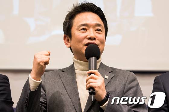 남경필 경기도지사가 12일 경기 수원시 팔달구 WI컨벤션에서 열린 바른정당 경기도당 창당대회에서 축사하고 있다. 2017.1.12/뉴스1 © News1 유승관 기자