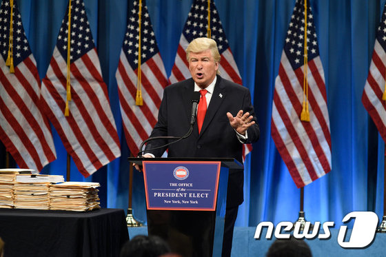 SNL에 출연한 배우 알렉 볼드윈이 도널드 트럼프 미국 대통령 당선인을 연기하고 있다. (SNL갈무리) © News1