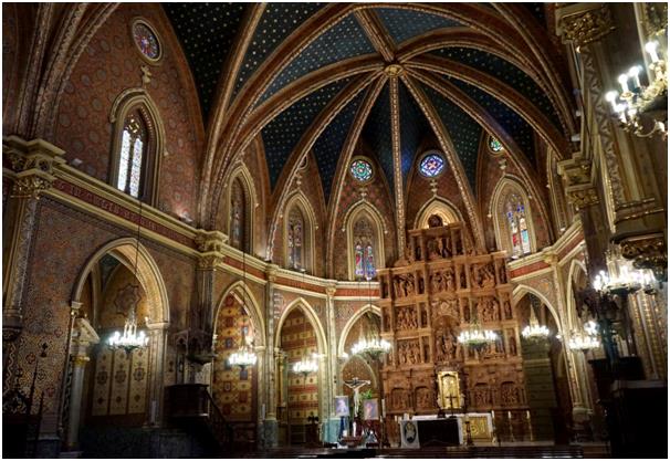 산 페드로 교회 내부는 이슬람교와 기독교의 미묘한 언약식이다.
