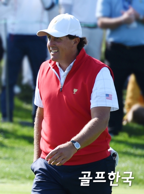PGA 투어 인기스타 필 미켈슨(미국)이 석달 간 휴식을 마치고 필드에 모습을 드러낸다. 사진은 2015년 프레지던츠컵에서의 모습이다. ⓒ골프한국