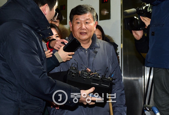 지난 11일 참고인 조사를 받기 위해 서울 대치동 박영수 특별검사 사무실에 들어서는 노태강 전 문체부 체육국장.
