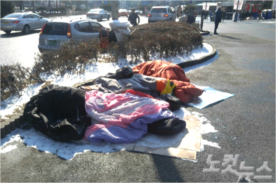 지난 13일, 거리 노숙인들이 눈 내린 거리에서 잠을 청하고 있다. (사진= 강혜인 기자)