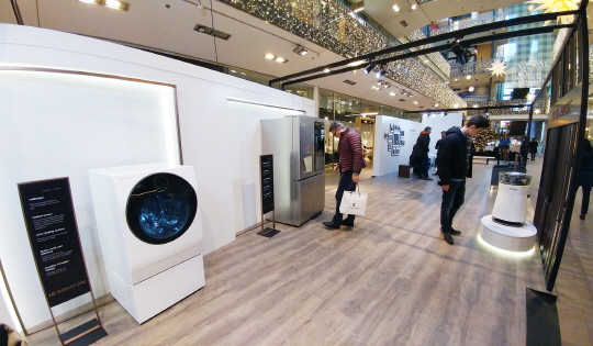 LG전자가 독일 베를린 시내 고급 쇼핑몰 '스틸베르크'에 마련한 'LG 시그니처' 체험존에서 고객들이 주요 제품을 체험하고 있다.ⓒLG전자