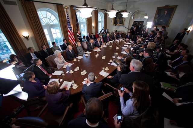 우리 국무회의 격인 미국 백악관의 캐비닛 미팅(Cabinet meeting). 20명 남짓이 앉은 테이블 위에서 마이크와 노트북을 찾아볼 수 없다. 백악관 홈페이지