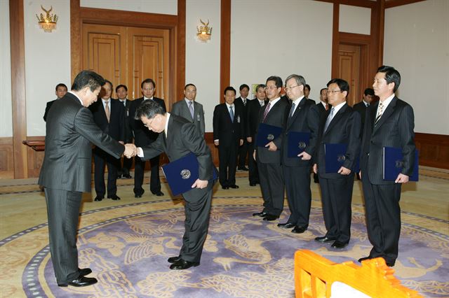 노 전 대통령은 청와대 본관 집무실에서 임명장 수여식을 했고 언론과 관계자들에게 자연스럽게 공개됐다. 사진은 지난 2007년 2월 9일.