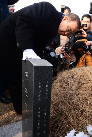 참배하는 潘 : 반기문 전 유엔 사무총장이 18일 오전 광주 국립5·18민주묘지를 방문, 묘비에 쓰인 글을 살펴보고 있다. 뉴시스