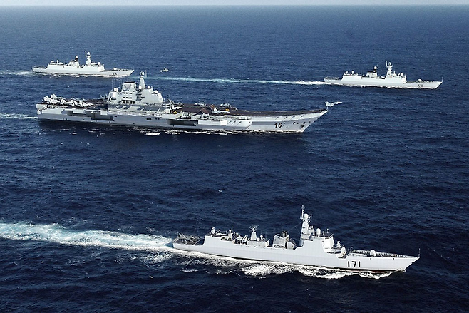 남중국해에서 훈련 중인 중국 해군의 랴오닝 항모전단 © 양욱 연구위원 제공