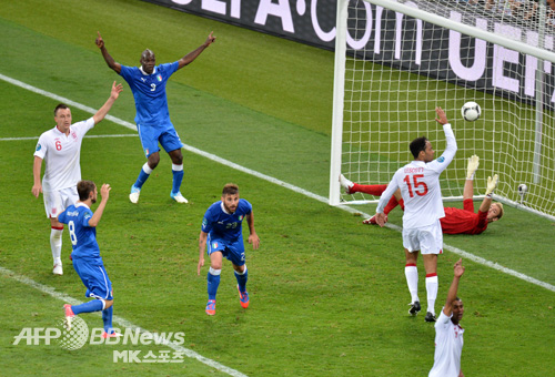 유로2012 잉글랜드와 이탈리아 경기 장면. 안토니오 노체리노의 슈팅이 골망을 흔들자 양팀 선수들이 동시에 부심을 쳐다보고 있다. 이 골은 오프사이드로 무효 판정을 받았다. 사진(우크라이나 키예프)=AFPBBNews=News1