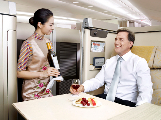 아시아나항공의 ‘업그레이드 회원권’으로 이용이 가능한 A380 퍼스트클래스의 와인 서비스.  아시아나항공 제공